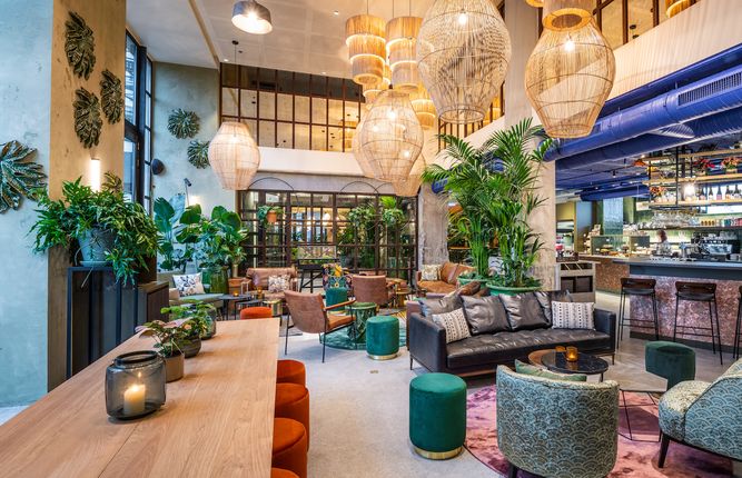 Room with a bar, tables and sofas, hotel resturant